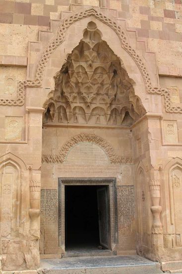 Das Eingangsportal mit dem Stalaktiten-Giebel