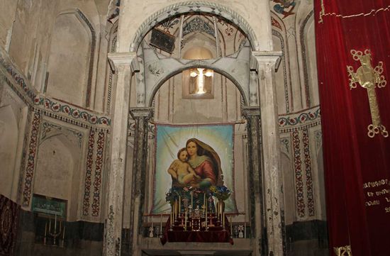 Der Altar und Wandmalereien