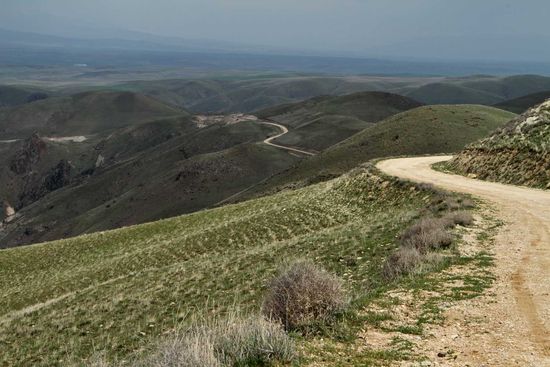 Die Piste schlängelt sich durch die Berge