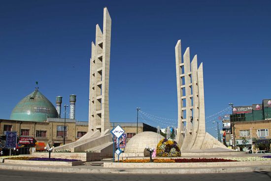 Ein Anziehungspunkt ist der modern gestaltete Meydan-e Engelab