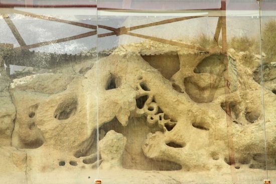 Ein Detail des Drachenreliefs