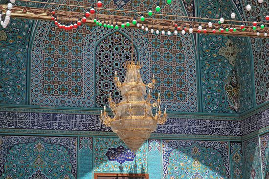 Fliesendekor und Leuchter des Kuppelgebäudes