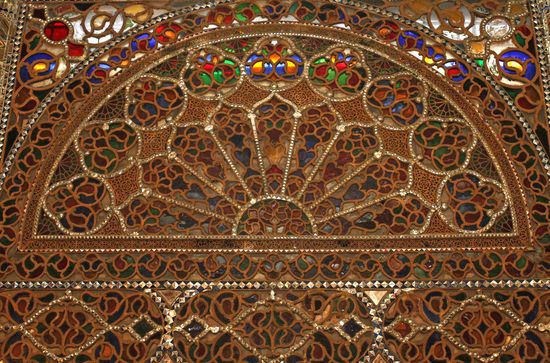 Holzfenster mit eingelegter bunter Verglasung