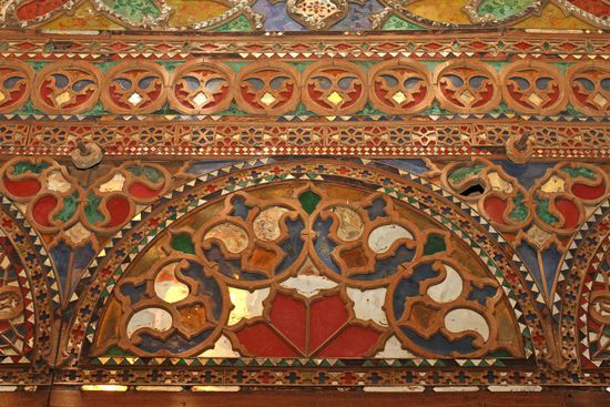 Holzfenster mit eingelegter bunter Verglasung