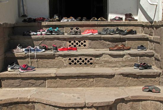 Schuhparade vor Betreten des Hauses