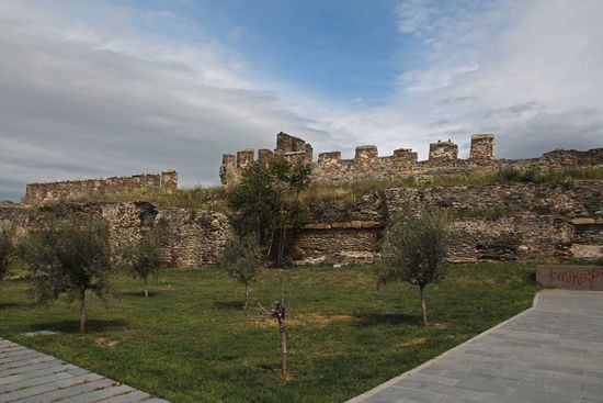 Ein Teilstück der doppelten römischen Stadtmauer