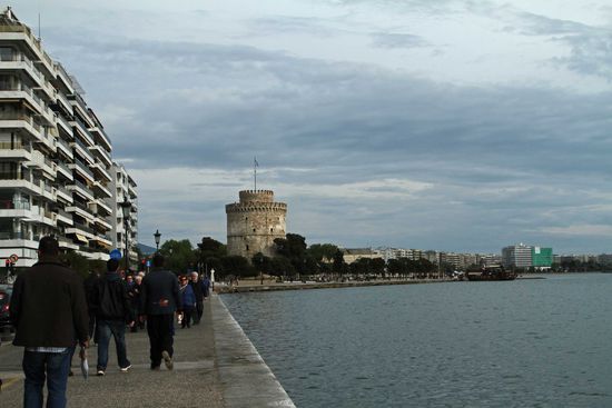 Uferpromenade mit dem Weißen Turm