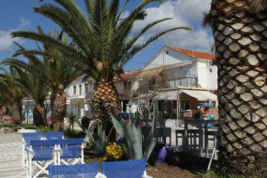 Erster Stopp für einen Café an der Uferpromenade von Limenaria