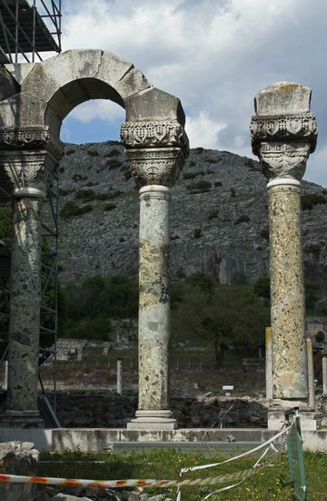 Säulen der Basilika B
