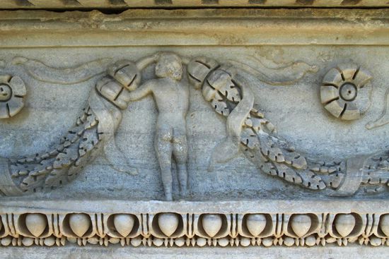 Verzierte Friese - Auch ein schöner Rücken ...