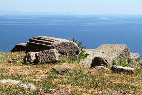 Ruine der Südstoa - das obere Stockwerk war zur Seeseite als Wandelhalle geöffnet