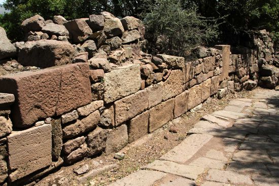 Gepflasterte Straße und Gebäudemauern