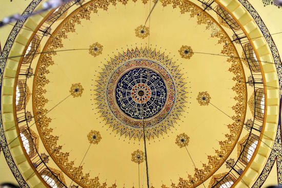 Die Muradiye Moschee - Bemalung der Kuppel