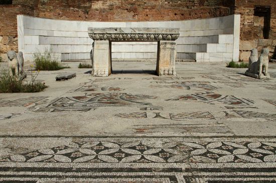 Hof der Synagoge mit wundervollem Mosaikboden