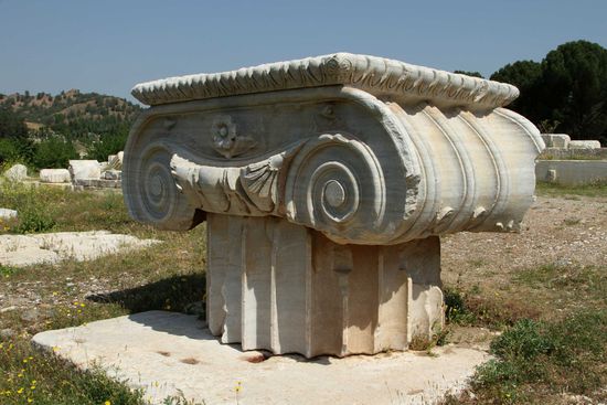 Ein Kapitell wiegt 2 t