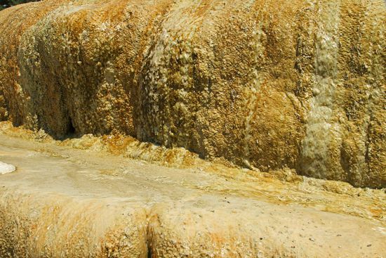 Die rotgelben Sinterterrassen von Karahayit