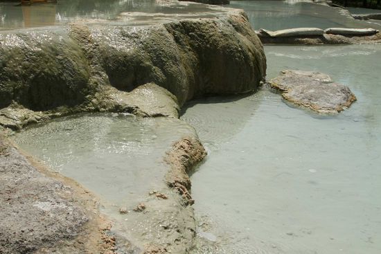 Die rotgelben Sinterterrassen von Karahayit