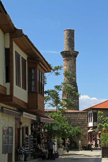 Das abgebrochene Minarett der Korkut-Moschee