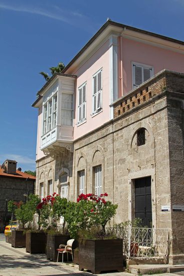 Weiter vorbei an schönen Häusern