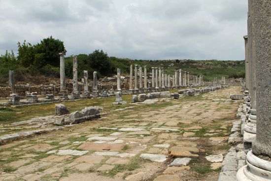 Kolonnadenstraße mit Kanal, Fahrstraßen und Säulenreihen