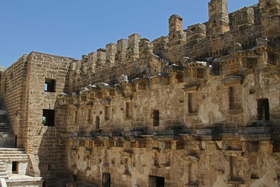 Verzierungen auf der Innenseite des Bühnenhauses