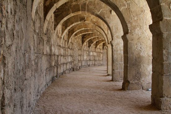 Obere Bogengänge des Theaters