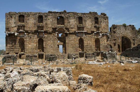 Die Fassade des Nymphäums