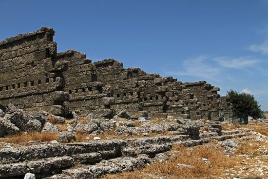 Erhaltene Wände der Ladenzeilen der Agora