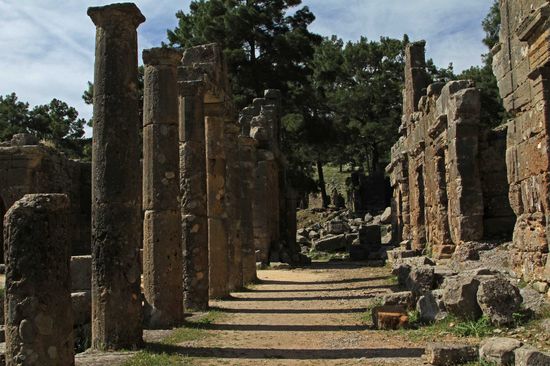 Säulenhalle um die Agora