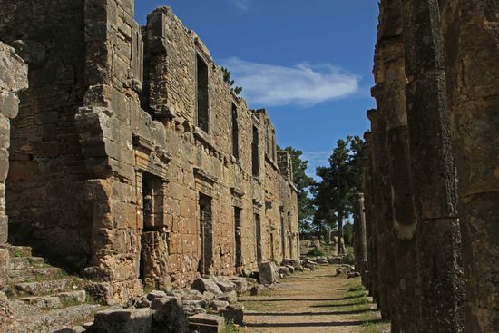 Säulenhalle um die Agora
