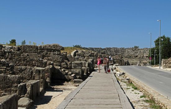 Die Straße verläuft auf der alten römischen Straße