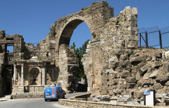 Der Verkehr fließt durch das Bogentor