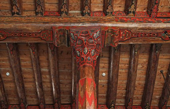 Geschnitze und bemalte Pfeiler und Deckenbalken