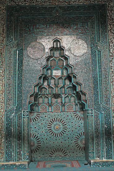 Blau-türkisfarbene Mihrab-Nische