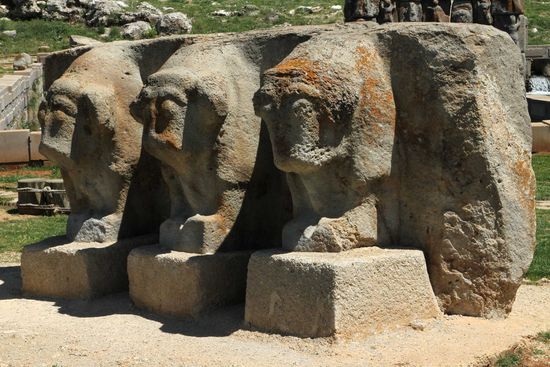 Skulptur der drei Stierköpfe