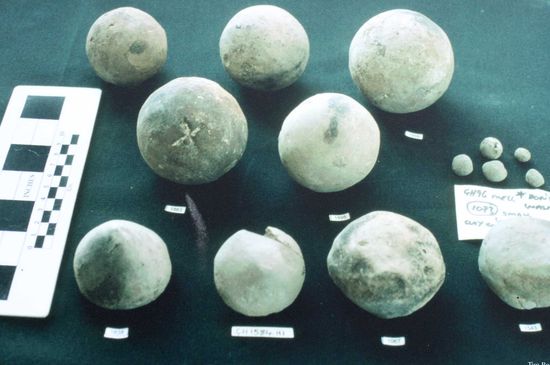 Kochkugeln, die erhitzt wurden und in einem Topf mit Wasser das Gemüse garten