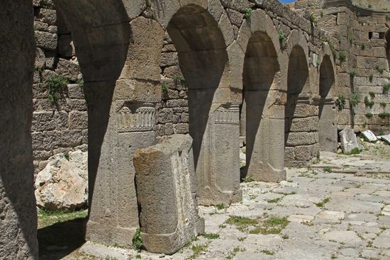 Kirchenruine im Dorf Ückuyu - Kirchenschiff
