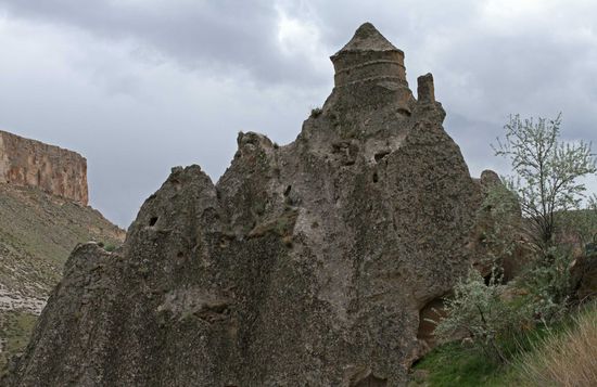 Die Kubbeli Kilise – die Kuppelkirche, die einen aus dem Stein gearbeiteten Turm besitzt