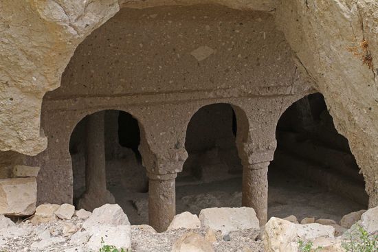 Untere Kirchenraum mit aus dem Stein gearbeiteten Säulen