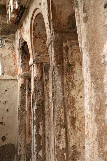 Auch hier sind im oberen Kirchenraum noch Bemalungen der Säulen erkennbar