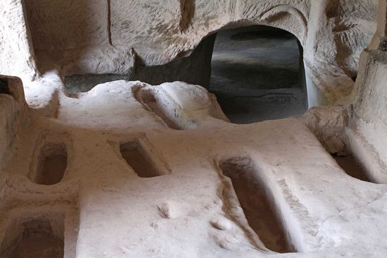 Byzantinische Kirche - Gräber im Kirchenraum