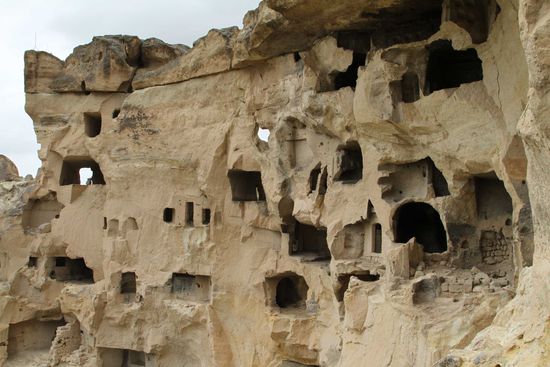 In dieser Felswand liegt auch die Täuferkirche