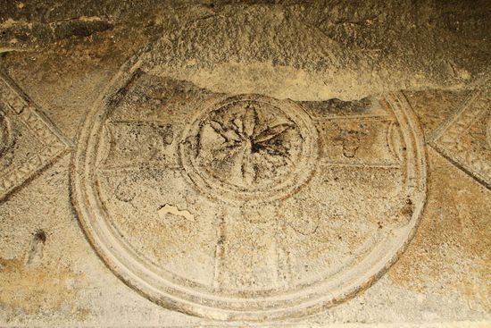 Felsenornament über dem Portal