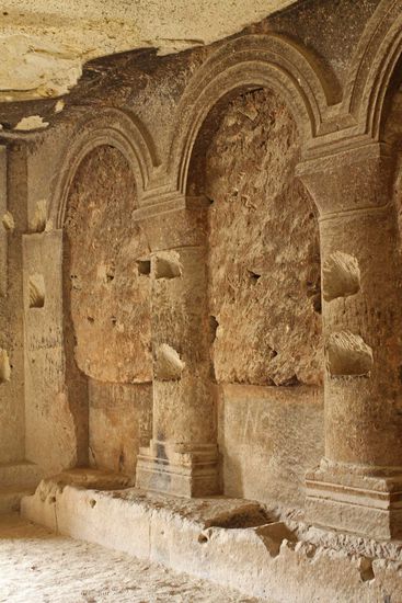 Die Durchgänge zwischen den Pfeilern wurden von zeitweiligen Bewohnern zugemauert