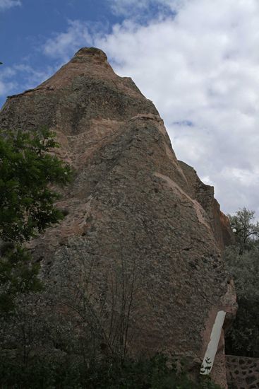 Dieser unscheinbare Felsen beherbergt die außergewöhnliche St. Johannes Kirche