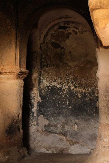 Ca. 7 m hohe Säulen, aus dem Fels geschlagen, stützen die Decke der zentralen Halle des Klosters