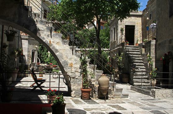 Der gemütliche Hof unseres Travellers Cave Hotels