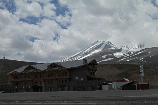 Der schneebedeckte Vulkan Erciyes Dagi und Skihotels auf der Passhöhe