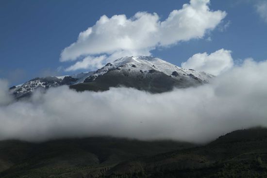 Schneebedeckte Berge bei Üzümlü