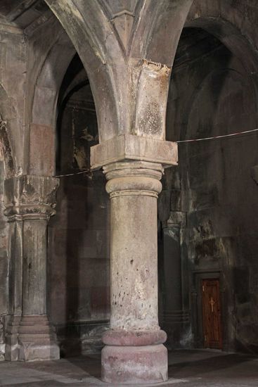 Das Kloster Haritschavank - Säulen der Vorhalle